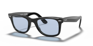 Occhiali da sole Ray-Ban Wayfarer neri originali, modello 0RB2140F, visti frontalmente su sfondo bianco con custodia e panno.