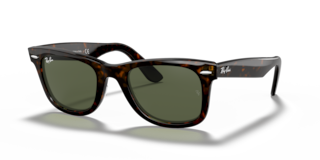 Occhiali da sole Ray-Ban Wayfarer neri originali, modello 0RB2140F, visti frontalmente su sfondo bianco con custodia e panno.