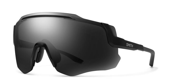 Occhiali da sole SMITH Momentum neri unisex indossati da una persona in un contesto moderno