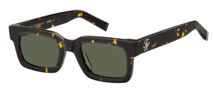 Occhiali da sole uomo Tommy Hilfiger TH 2368/S in colore avana con lenti scure, montatura squadrata e logo laterale visibile,