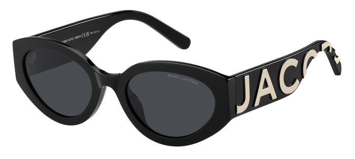 Occhiali da sole Marc Jacobs modello MARC 694/G/S neri indossati da una donna con sfondo chiaro