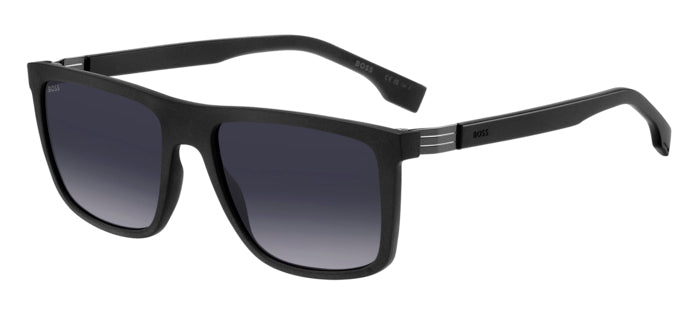 Occhiali da sole BOSS 1699/S neri indossati da uomo, con montatura elegante e lenti scure, in un contesto urbano moderno.
