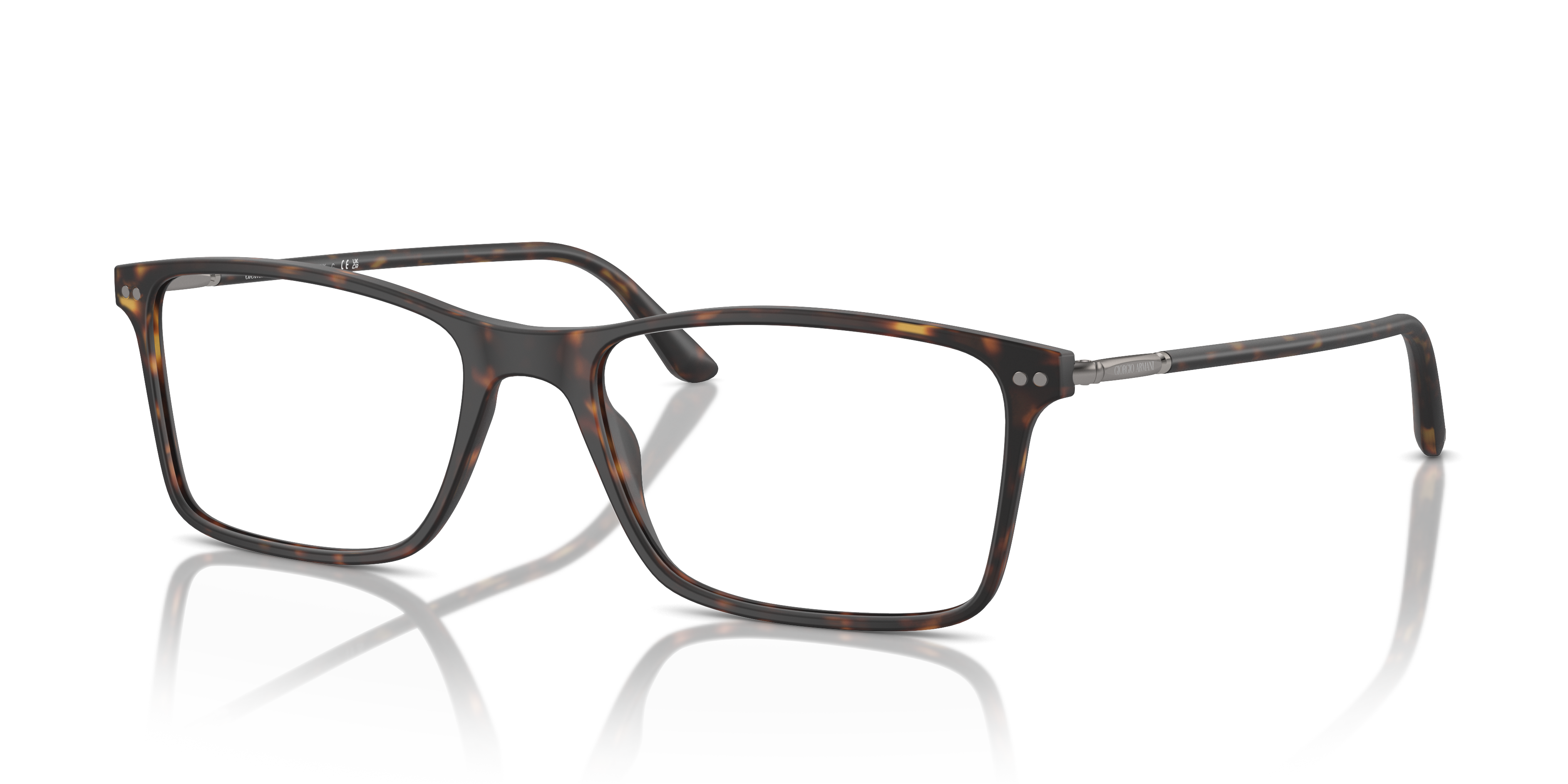 Occhiali da sole Giorgio Armani AR7037 da uomo colore marrone opaco (Havana) indossati su un modello, che ne mostrano la form