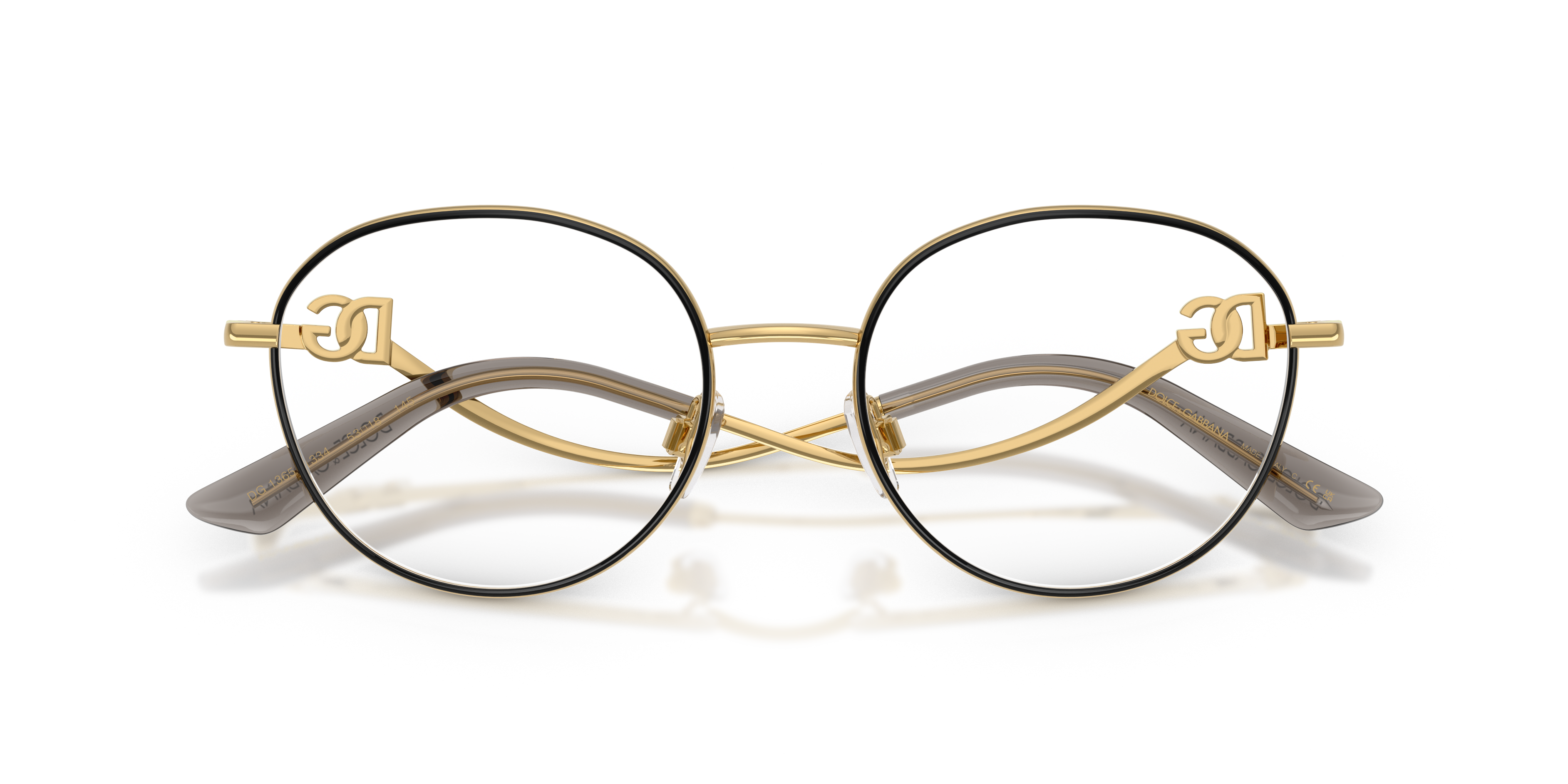 Donna che indossa gli occhiali da sole Dolce Gabbana DG1365 in colore rosa, con un'espressione elegante e sofisticata.