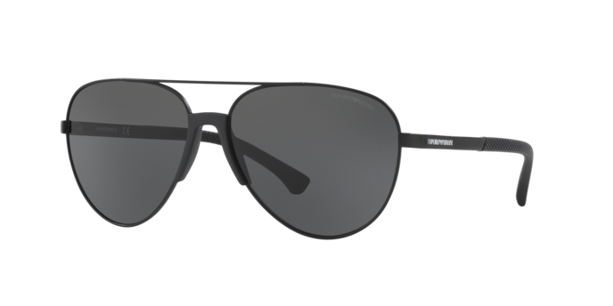 Primo piano di occhiali da sole uomo Emporio Armani EA2059 con montatura nera opaca e lenti scure, su sfondo bianco