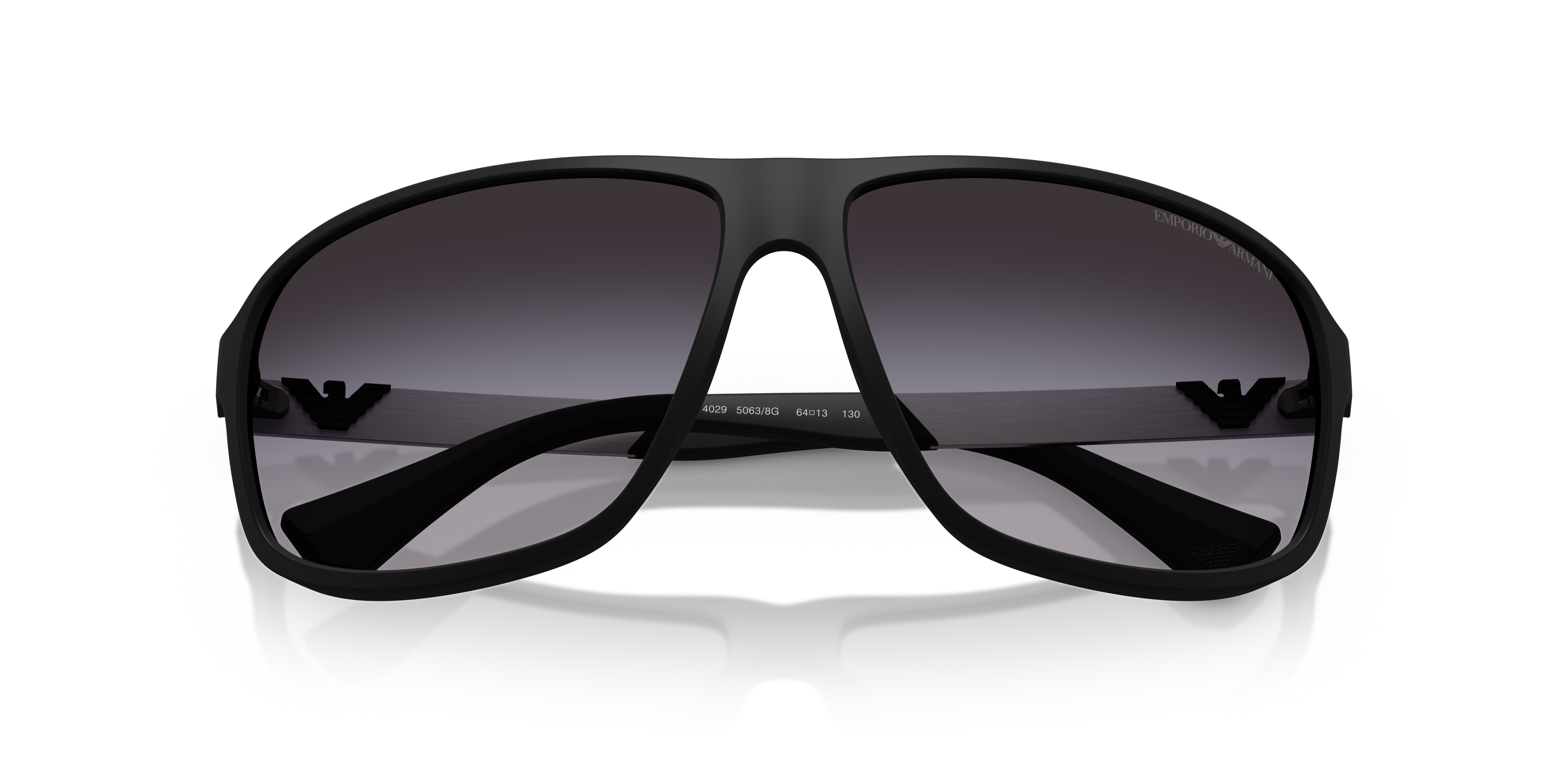 Occhiali da sole Emporio Armani EA4029 da uomo di colore nero opaco, con montatura rettangolare e lenti scure, posti su uno s