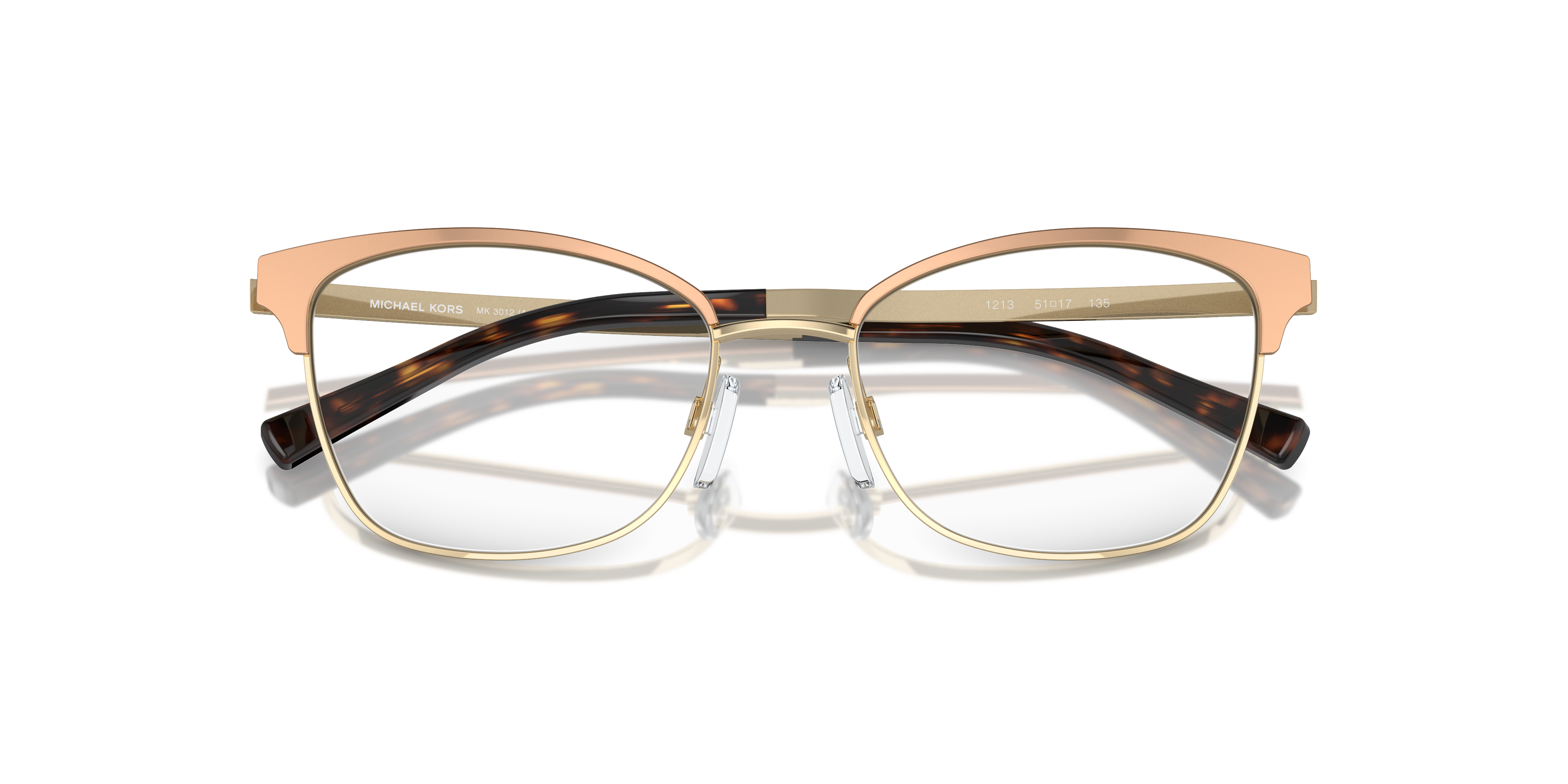 Donna con occhiali da sole Michael Kors Adrianna IV neri opachi con aste oro rosa, in primo piano un modello 0MK3012.