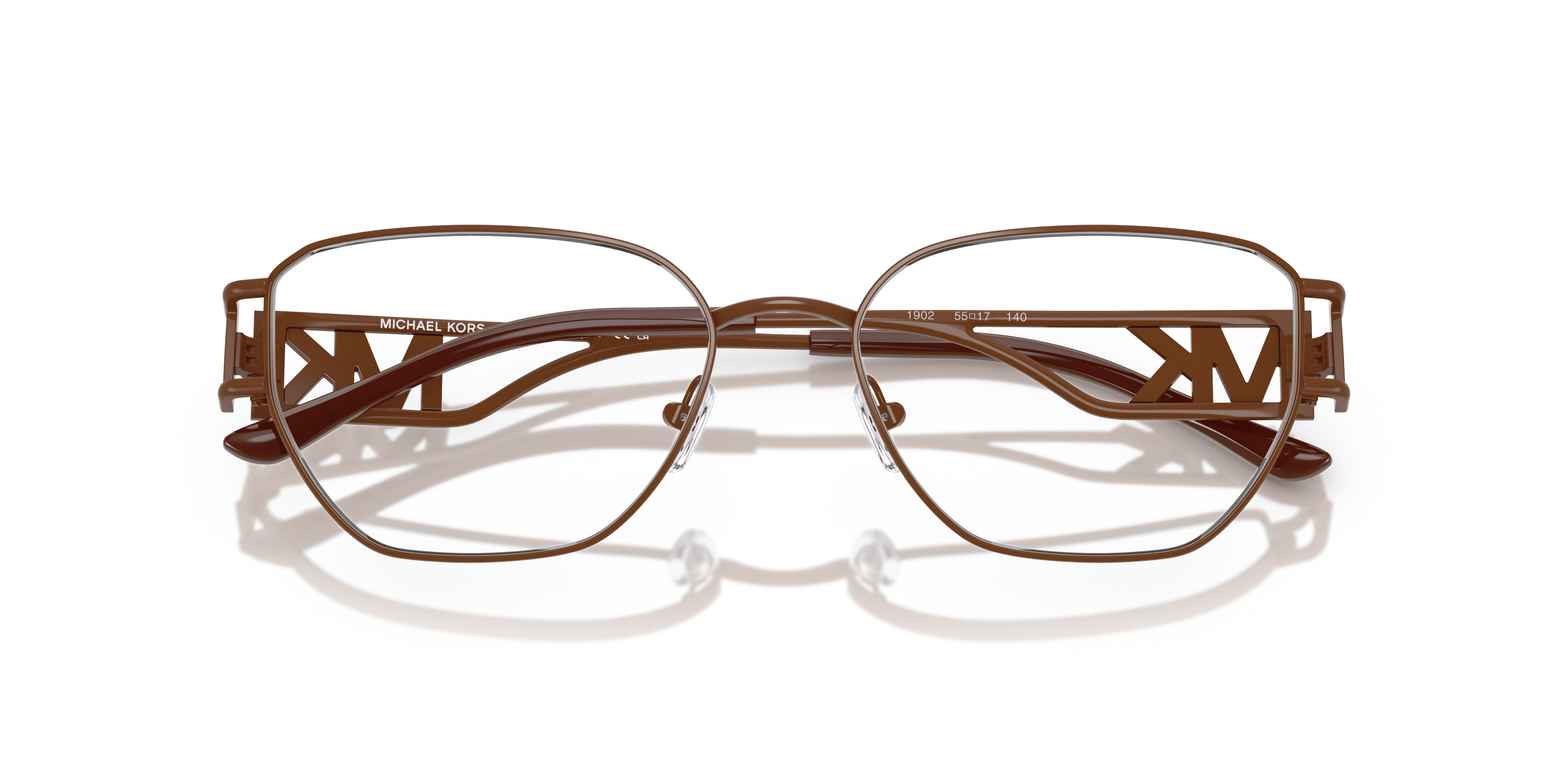 Donna indossa occhiali da sole Michael Kors Bilbao Light Gold su sfondo luminoso, mostrando il design elegante della montatur