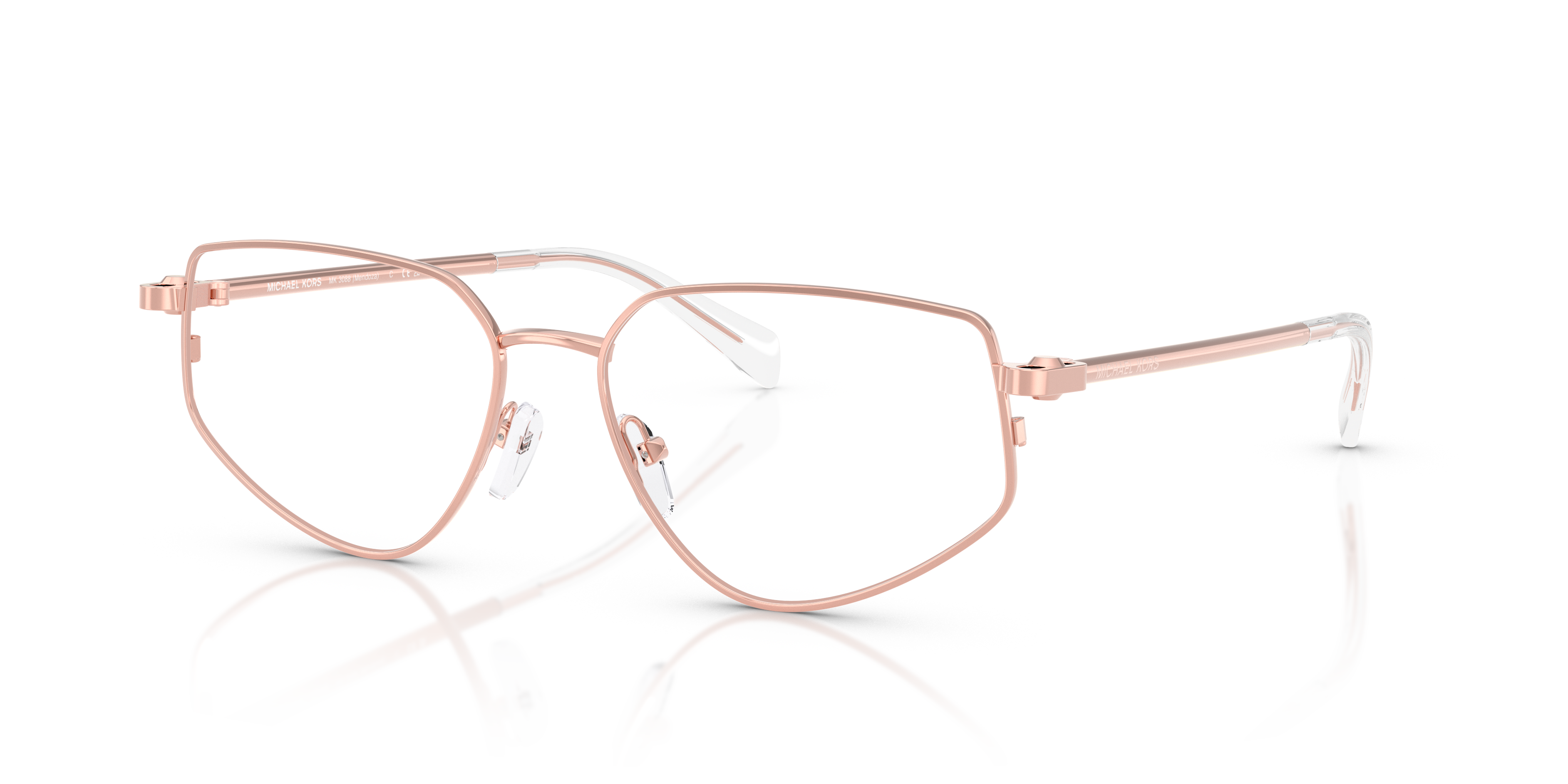 Donna che indossa occhiali da sole Michael Kors Mendoza Rose Gold Shiny, modello 0MK3088, con montatura in metallo oro rosa e