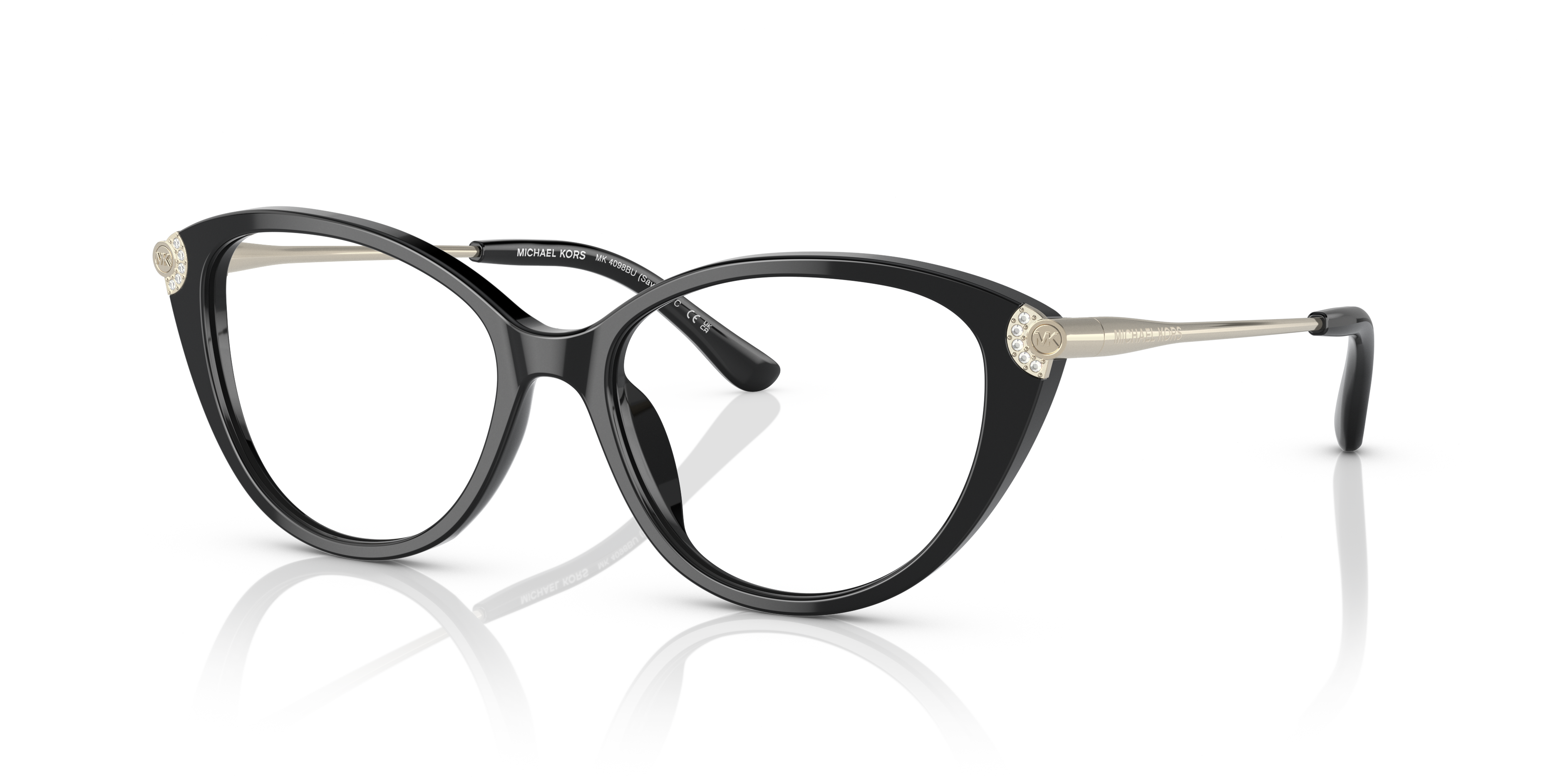 Donna con occhiali da sole Michael Kors Savoie neri lucidi, primo piano che mostra il design squadrato e l'eleganza del model