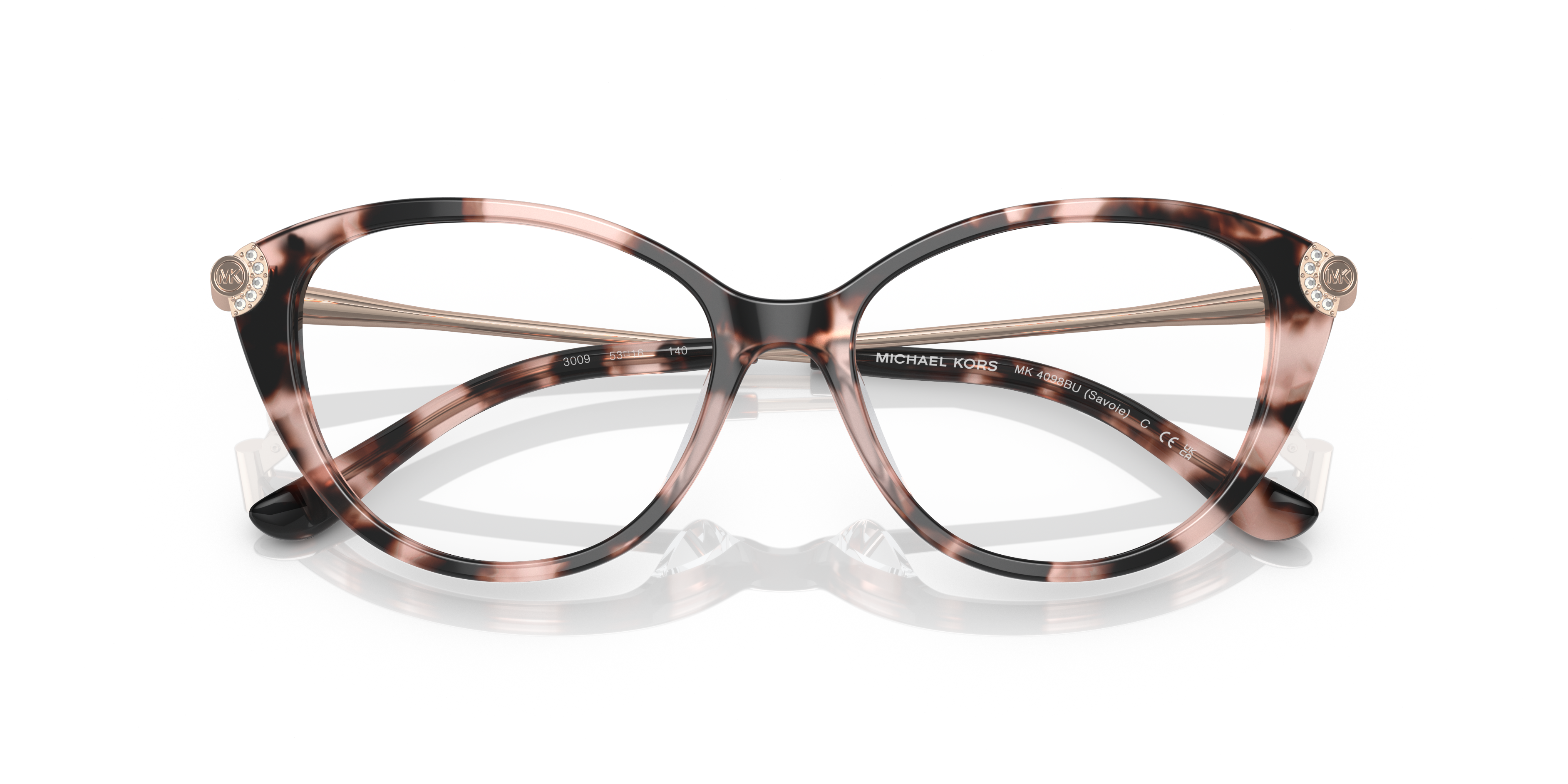 Donna con occhiali da sole Michael Kors Savoie neri lucidi, primo piano che mostra il design squadrato e l'eleganza del model