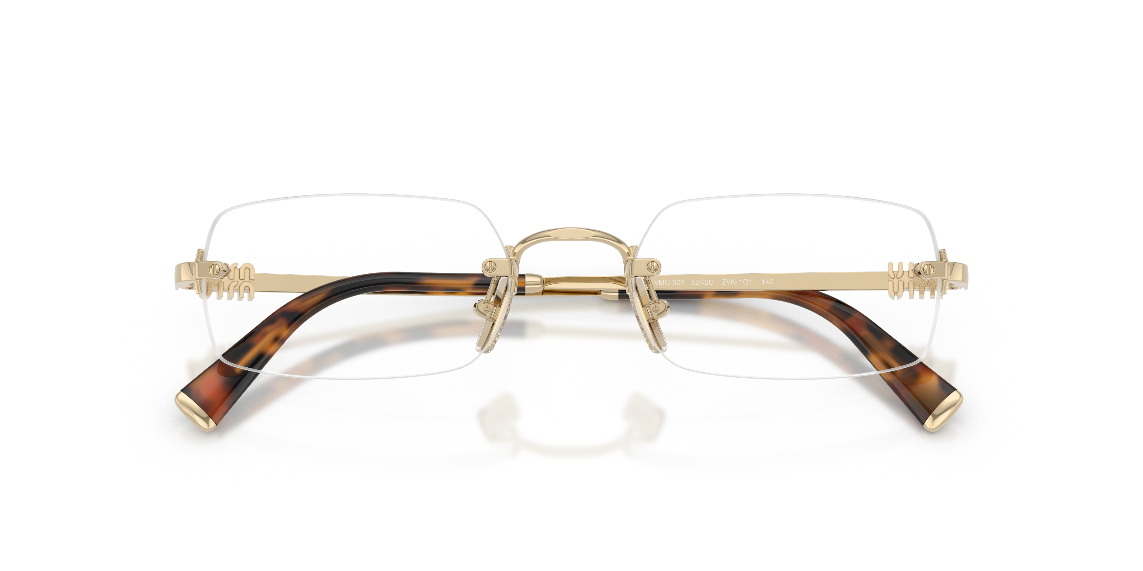 Occhiali da sole Miu Miu 0MU 50YV da donna con montatura geometrica in metallo colore argento e lenti scure, posti su uno sfo