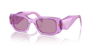 Occhiali da sole Prada PR 17WS Frosted Vanilla donna, montatura color vaniglia chiaro con lenti scure, posti su una superfici