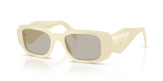 Occhiali da sole Prada PR 17WS Frosted Vanilla donna, montatura color vaniglia chiaro con lenti scure, posti su una superfici