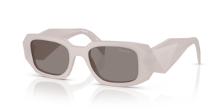 Occhiali da sole Prada PR 17WS Frosted Vanilla donna, montatura color vaniglia chiaro con lenti scure, posti su una superfici