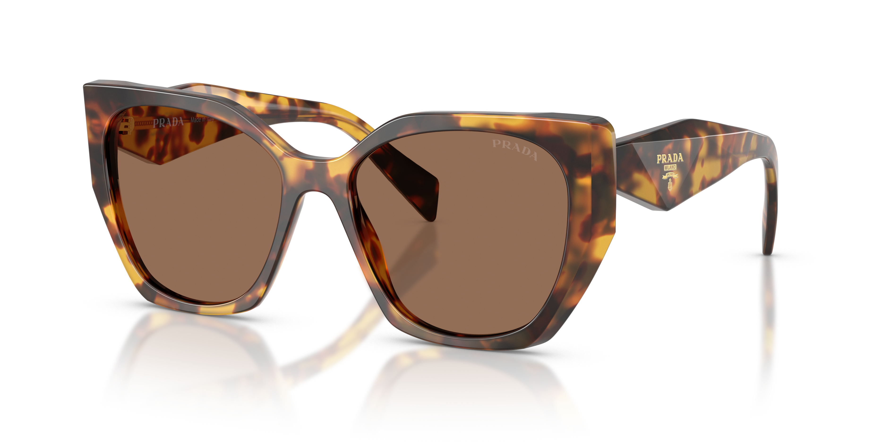 Occhiali da sole Prada 0PR 19ZS da donna con montatura Honey Tortoise e lenti scure, indossati da una modella