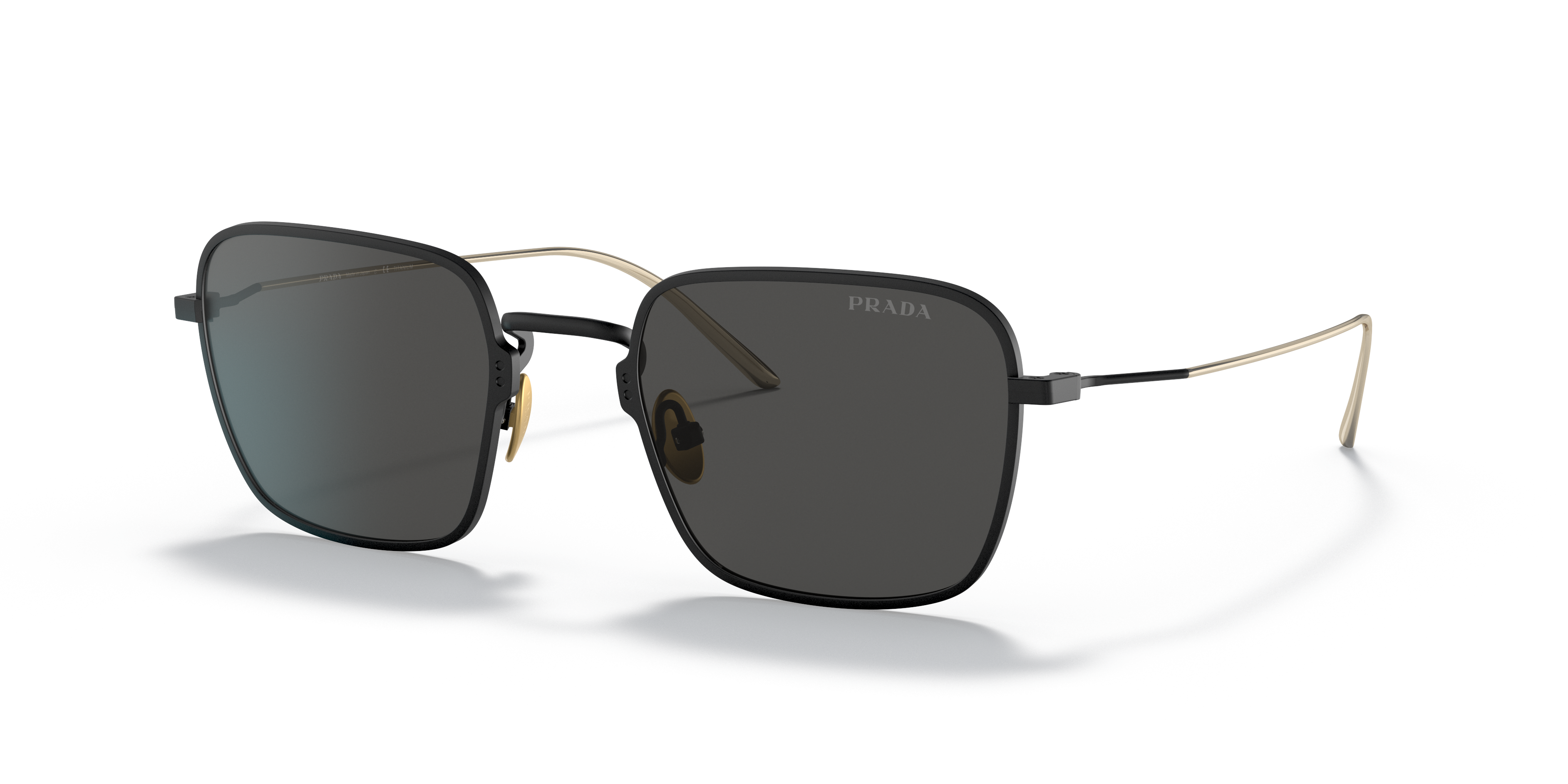 Occhiali da sole Prada PR 54WS da donna, con montatura nera opaca e lenti scure, mostrati su sfondo chiaro.