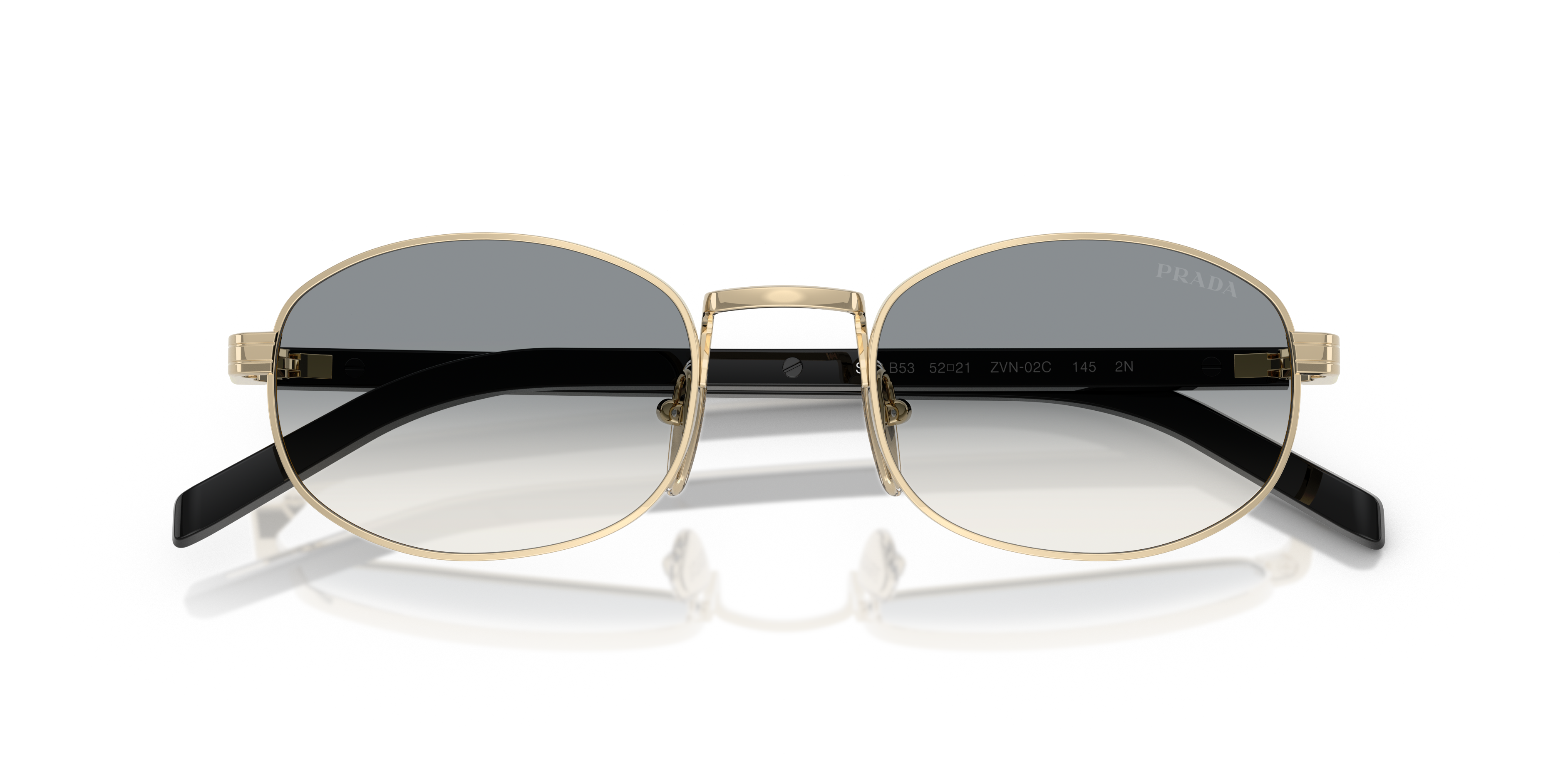 Occhiali da sole Prada PR B53S da donna colore argento, montatura squadrata con lenti scure, mostrati su sfondo bianco per ev