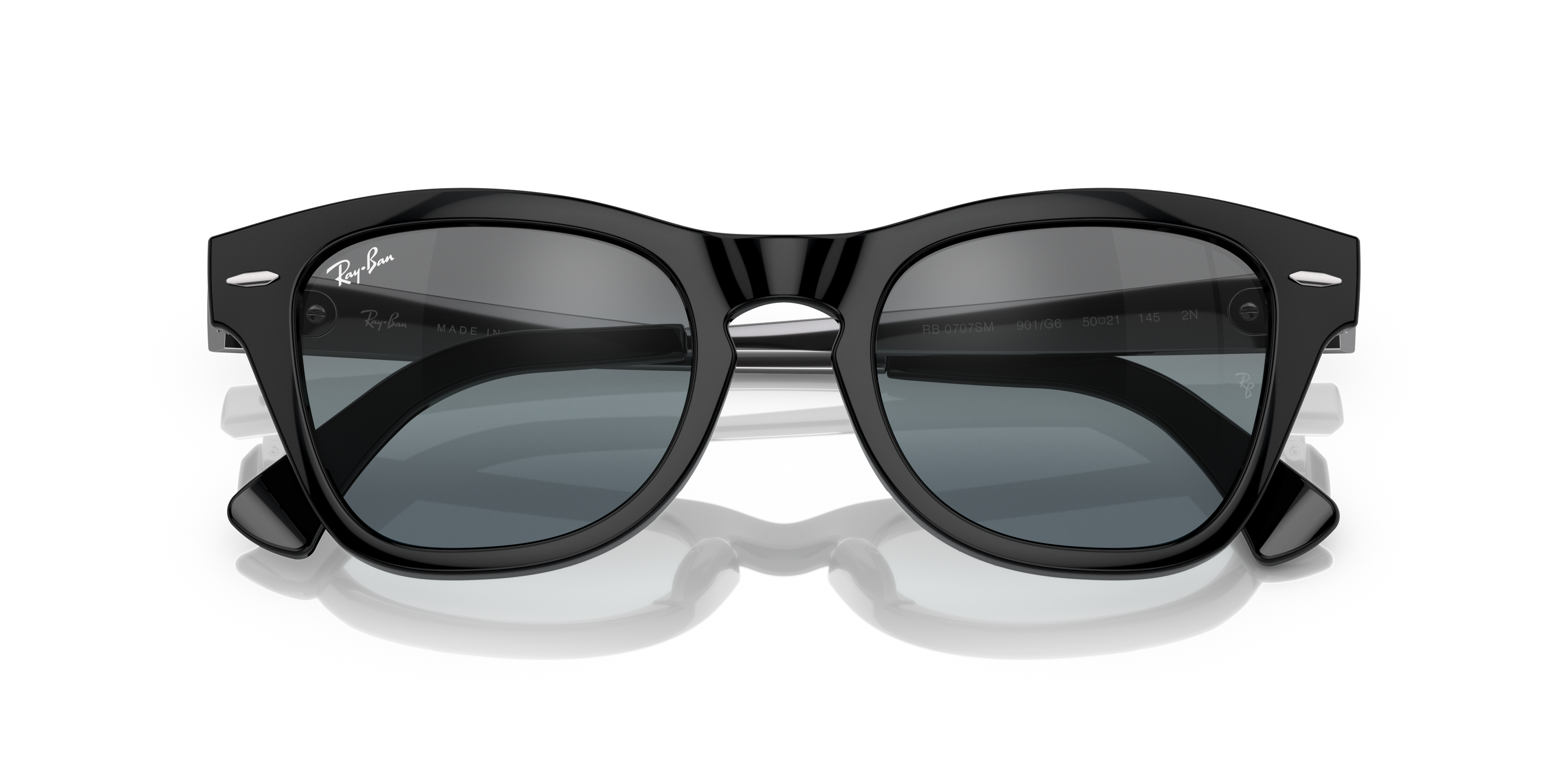 Occhiali da sole Ray-Ban 0RB0707SM neri su sfondo neutro, mostrati frontalmente e leggermente angolati, con le lenti scure e