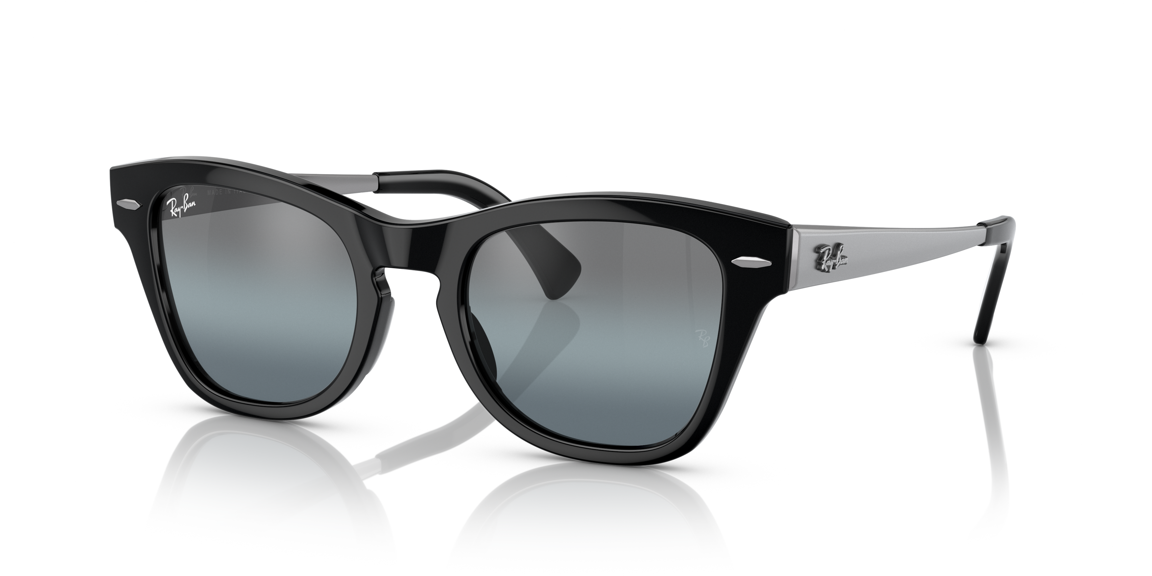 Occhiali da sole Ray-Ban 0RB0707SM neri su sfondo neutro, mostrati frontalmente e leggermente angolati, con le lenti scure e