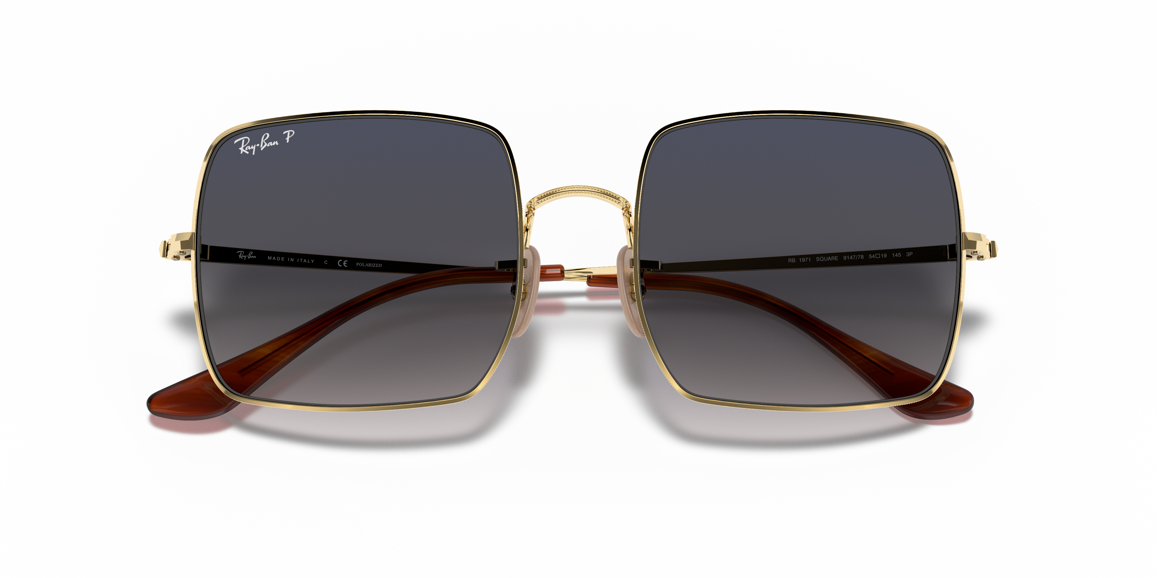 Occhiali da sole Ray-Ban Square 0RB1971 Arista Gold indossati da una donna, con montatura in metallo oro e lenti verdi.