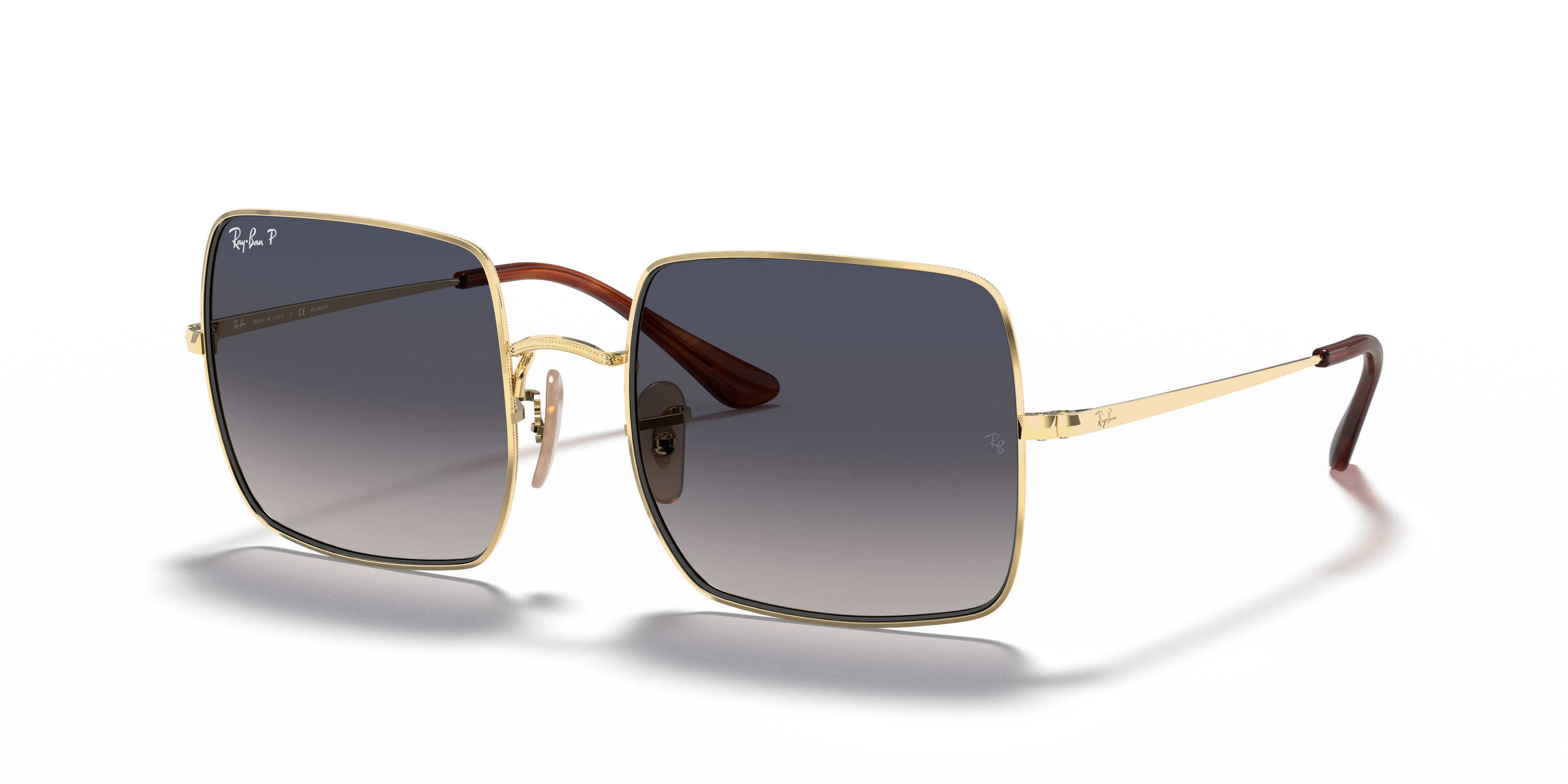 Occhiali da sole Ray-Ban Square 0RB1971 Arista Gold indossati da una donna, con montatura in metallo oro e lenti verdi.