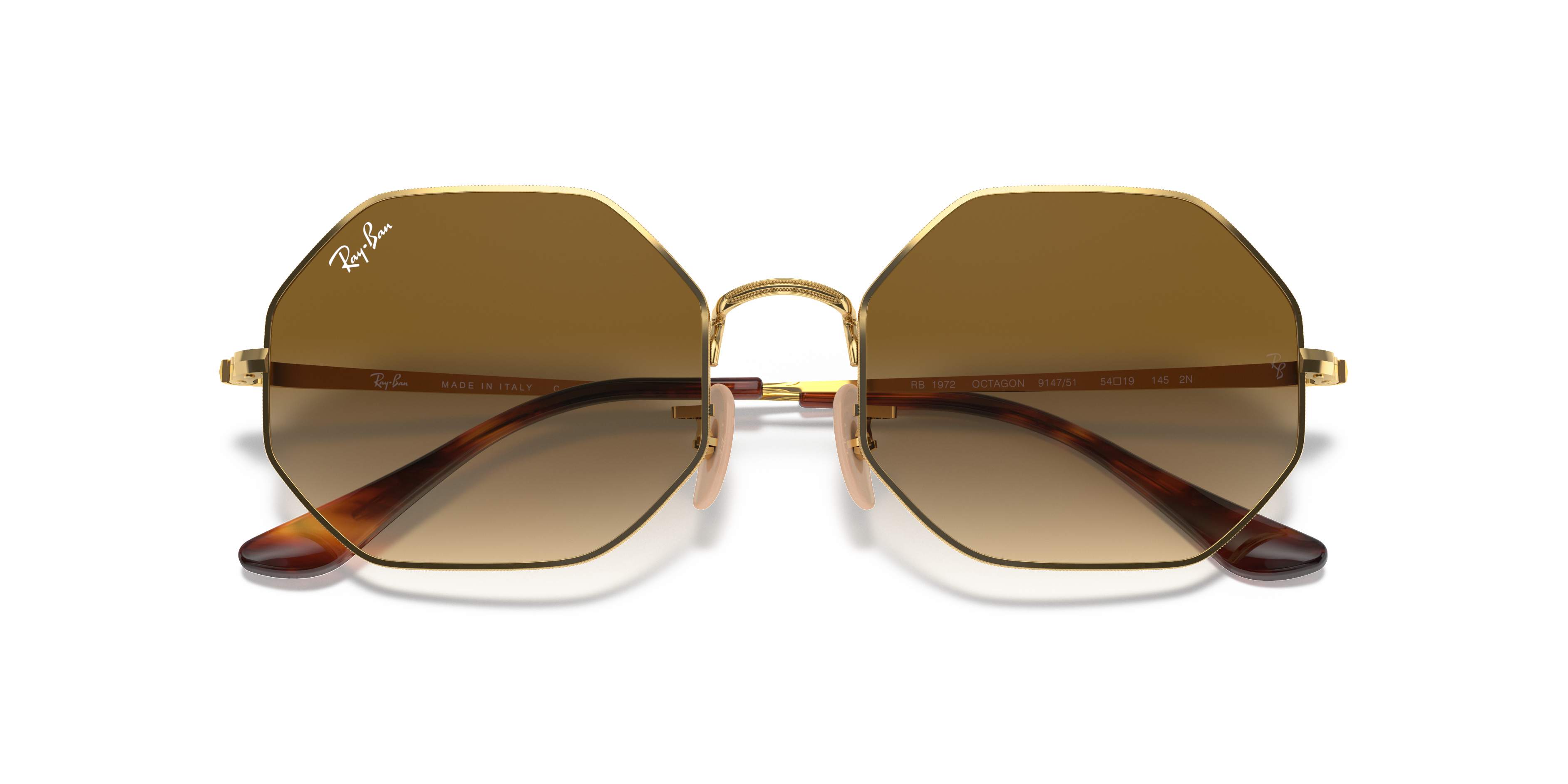 Occhiali da sole Ray-Ban Octagon 0RB1972 in metallo Arista Gold con lenti marroni, indossati da una persona in un ambiente so