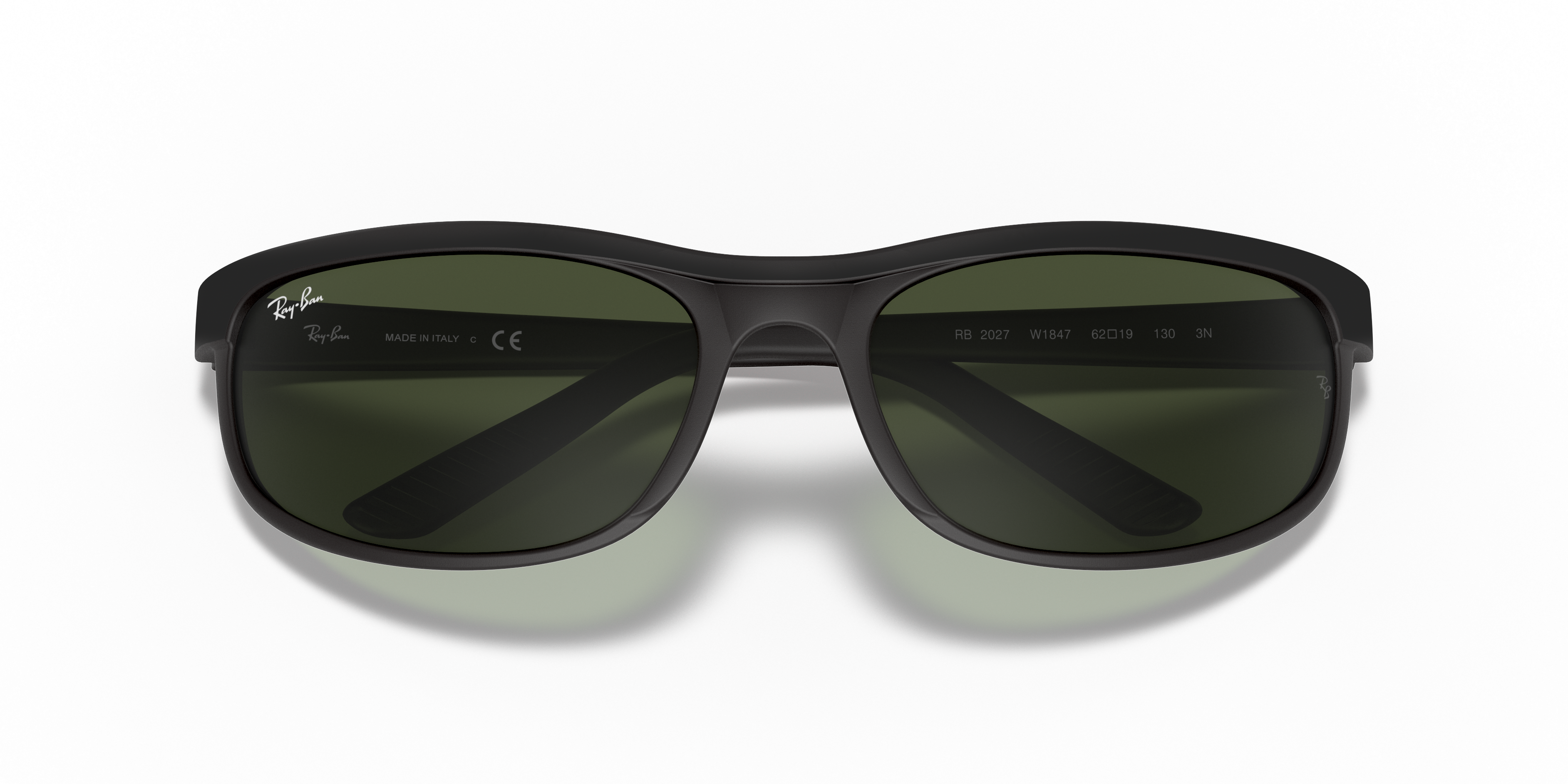Occhiali da sole Ray-Ban Predator 2 neri con montatura avvolgente in primo piano, poggiati su una superficie chiara.