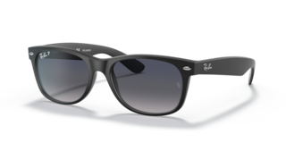 Un paio di occhiali da sole Ray-Ban New Wayfarer 0RB2132F neri lucidi con lenti scure, appoggiati su una superficie chiara.