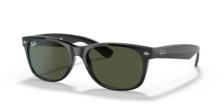 Un paio di occhiali da sole Ray-Ban New Wayfarer 0RB2132F neri lucidi con lenti scure, appoggiati su una superficie chiara.