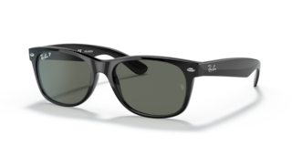 Un paio di occhiali da sole Ray-Ban New Wayfarer 0RB2132F neri lucidi con lenti scure, appoggiati su una superficie chiara.