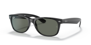 Un paio di occhiali da sole Ray-Ban New Wayfarer 0RB2132F neri lucidi con lenti scure, appoggiati su una superficie chiara.