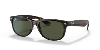 Un paio di occhiali da sole Ray-Ban New Wayfarer 0RB2132F neri lucidi con lenti scure, appoggiati su una superficie chiara.
