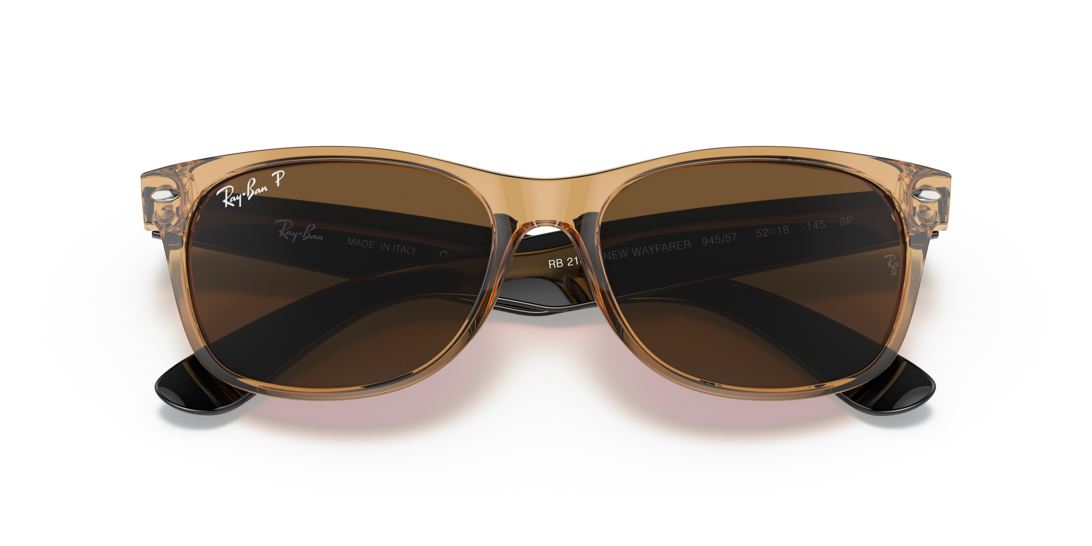 Occhiali da sole Ray-Ban New Wayfarer 0RB2132 neri lucidi unisex con lenti scure, visti frontalmente su sfondo chiaro.