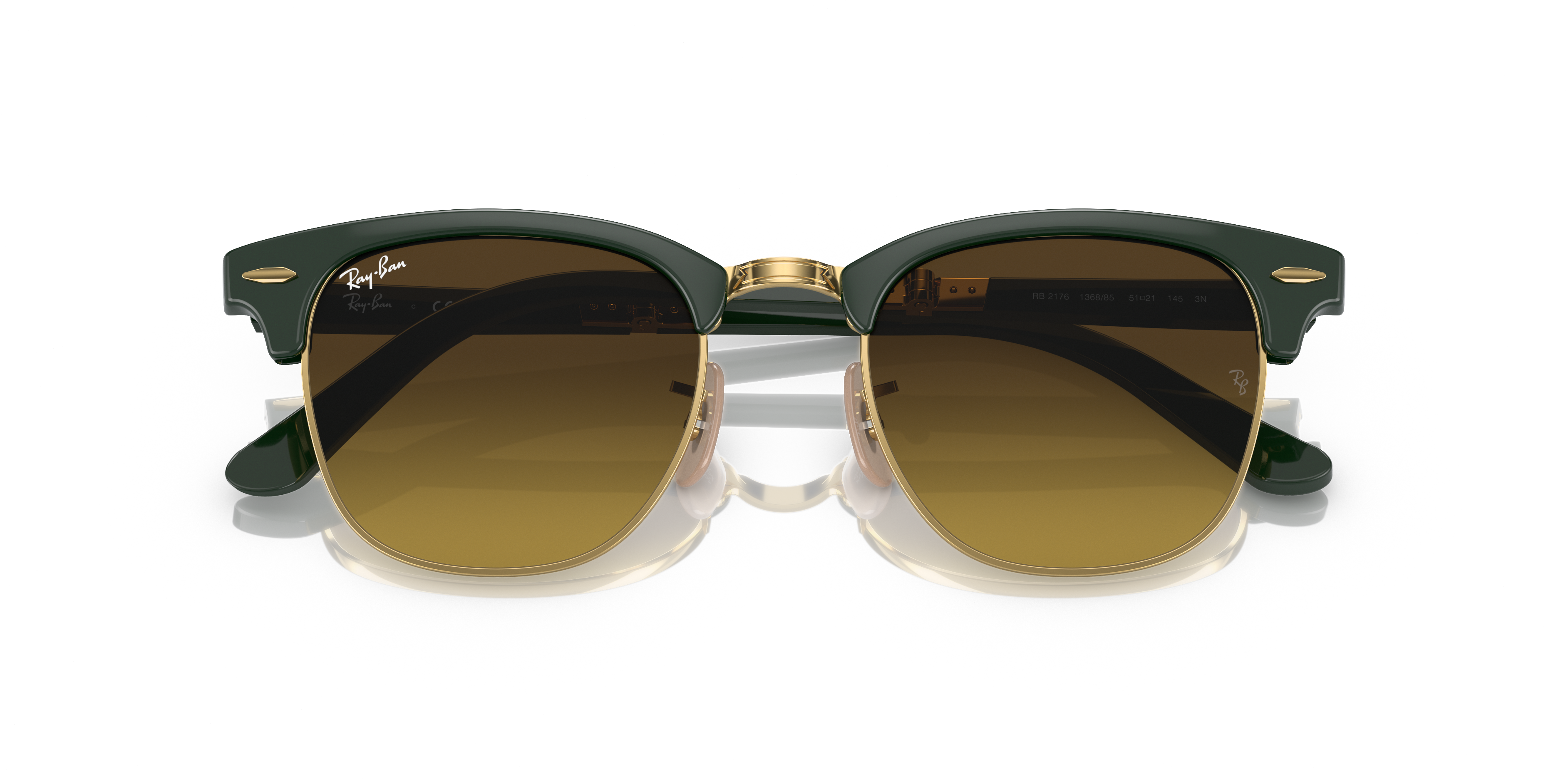 Occhiali da sole Ray-Ban Clubmaster Folding 0RB2176 neri, piegati e aperti, mostrati con la custodia originale su sfondo neut