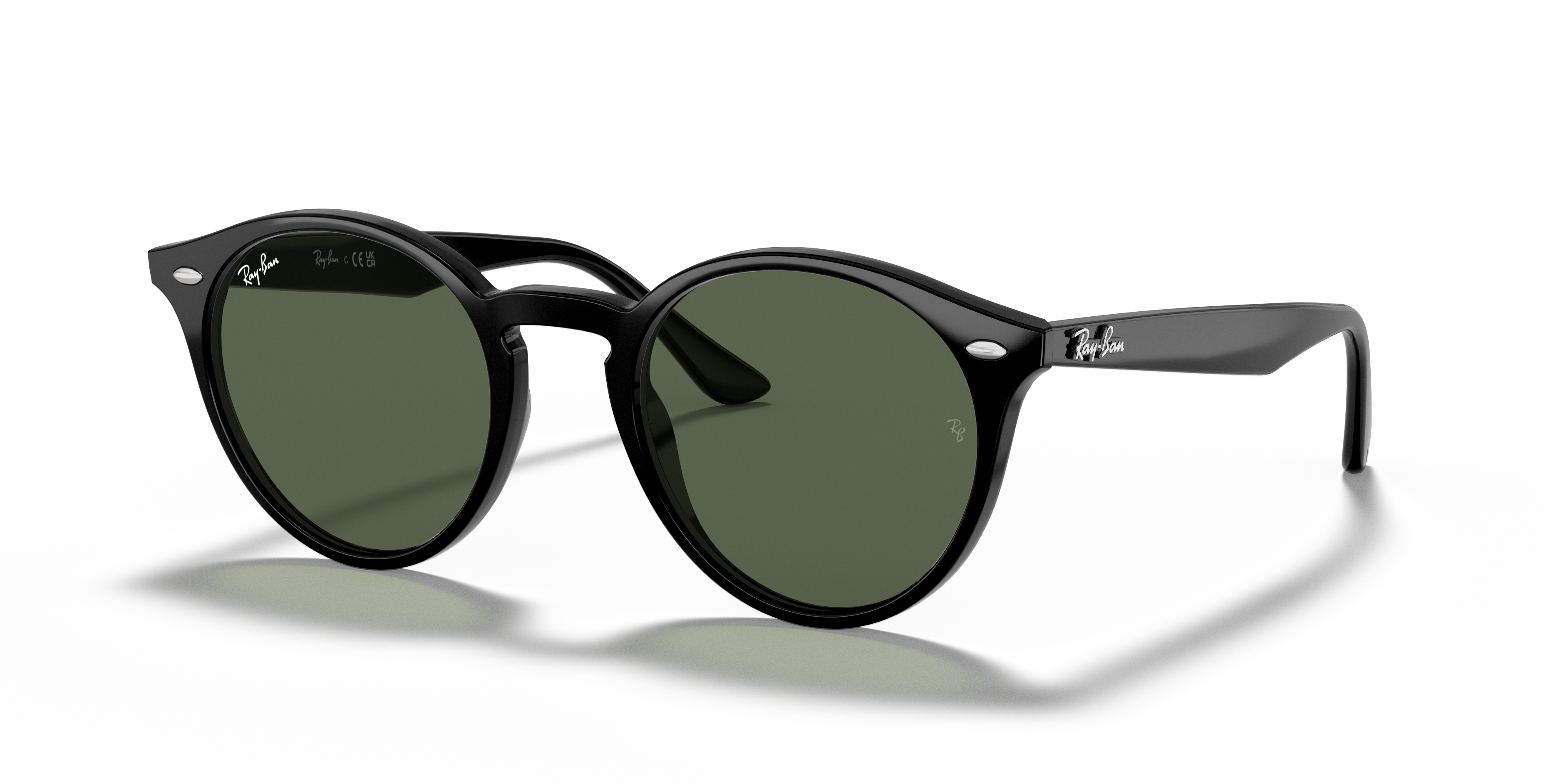 Primo piano di occhiali da sole Ray-Ban RB2180 neri con montatura tonda in acetato lucido e lenti scure, appoggiati su una su
