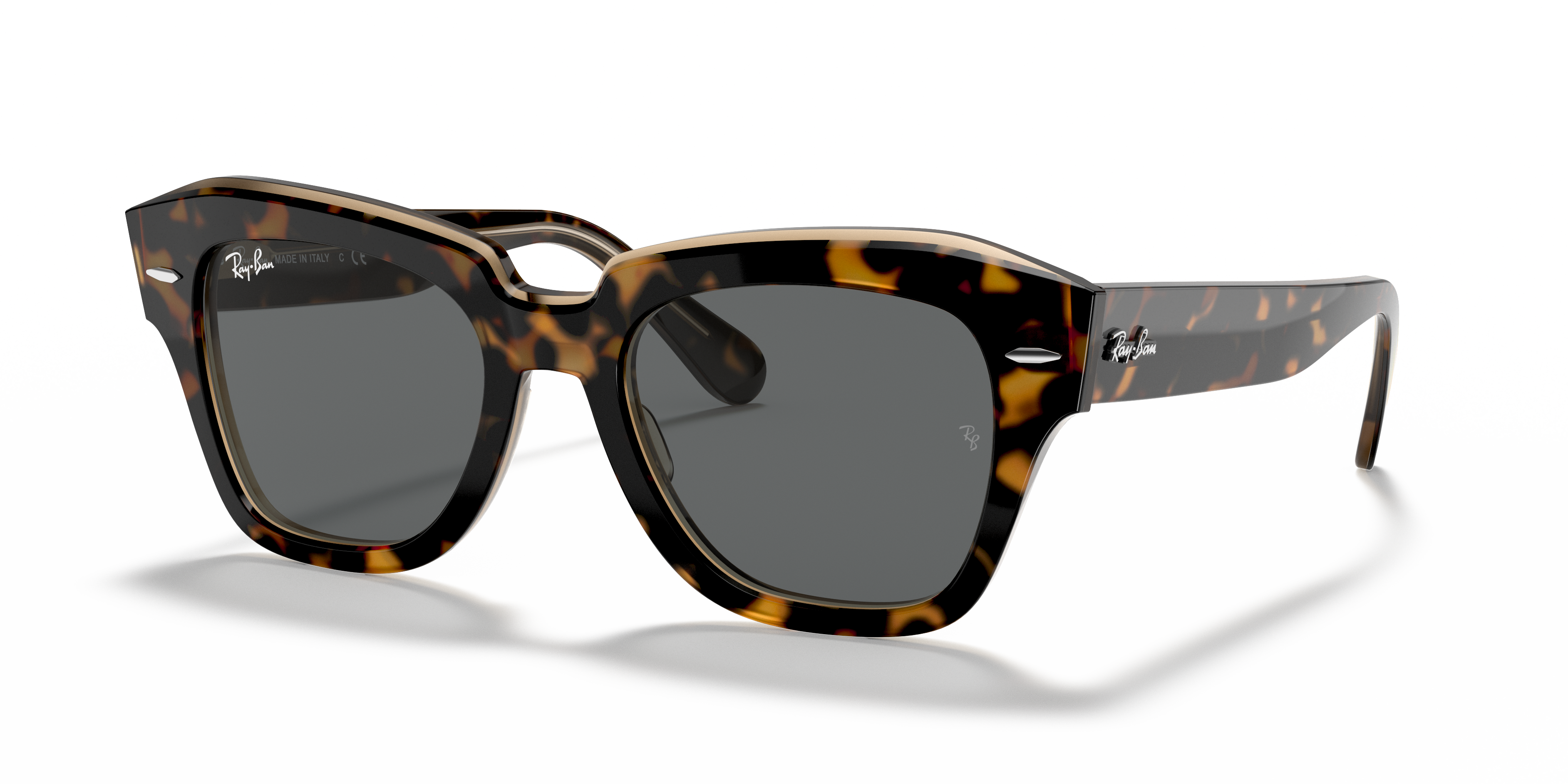 Occhiali da sole Ray-Ban State Street donna con montatura Havana On Transparent Brown e lenti marroni, su sfondo chiaro
