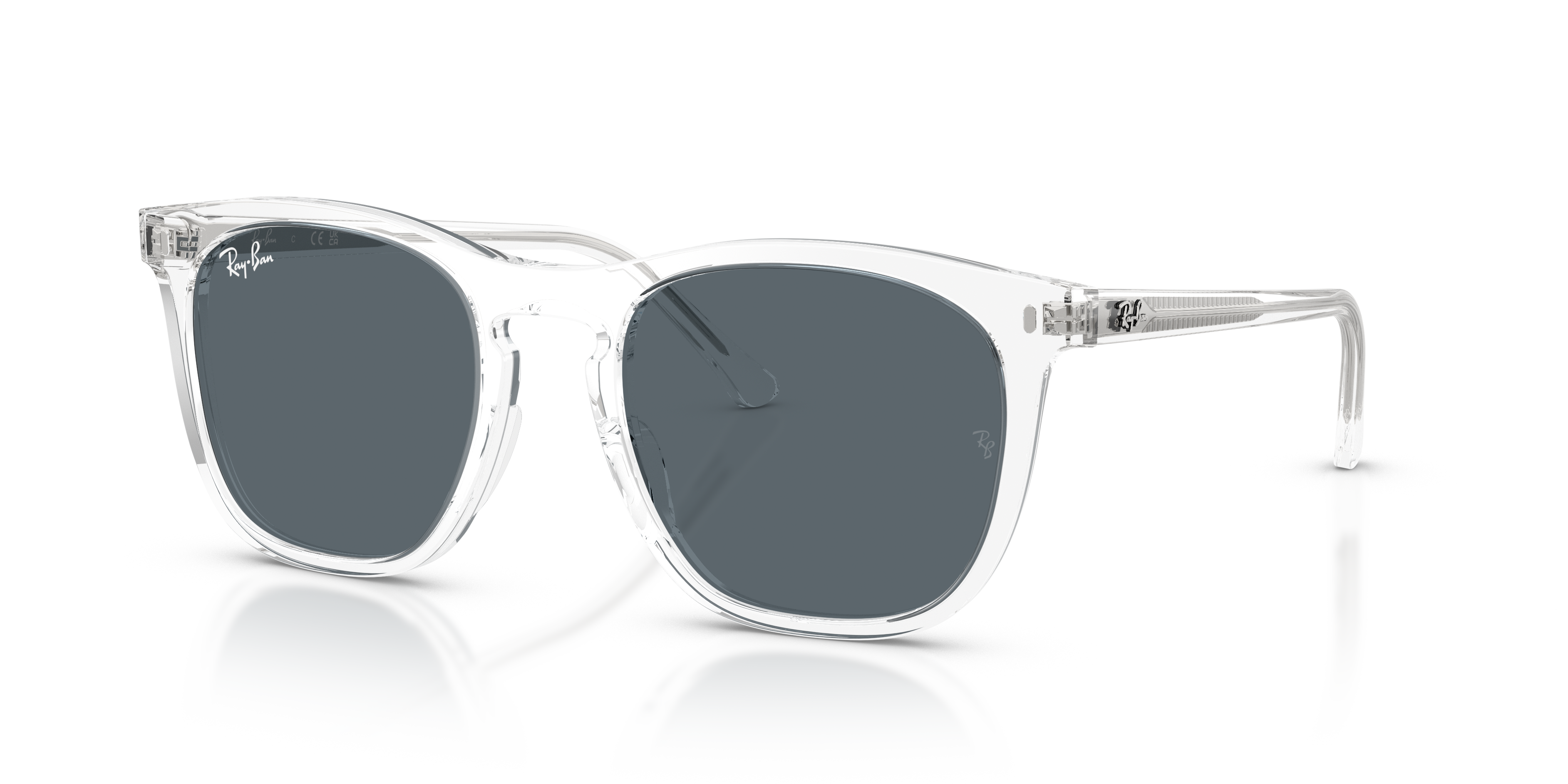 Occhiali da sole Ray-Ban RB2210 Frank con montatura trasparente e lenti verde scuro, posati su una superficie chiara.