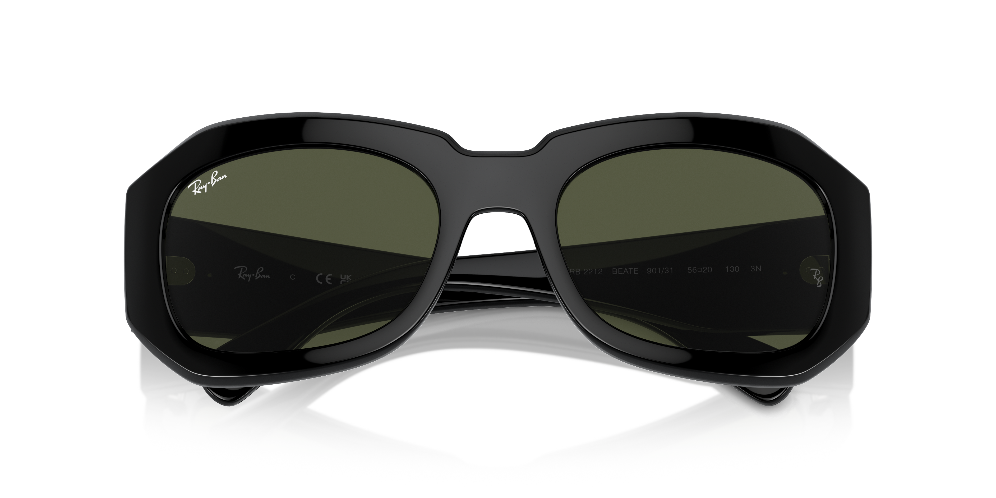 Un paio di occhiali da sole Ray-Ban Beate 0RB2212 color Havana posati su una superficie chiara, che mostra la montatura tarta