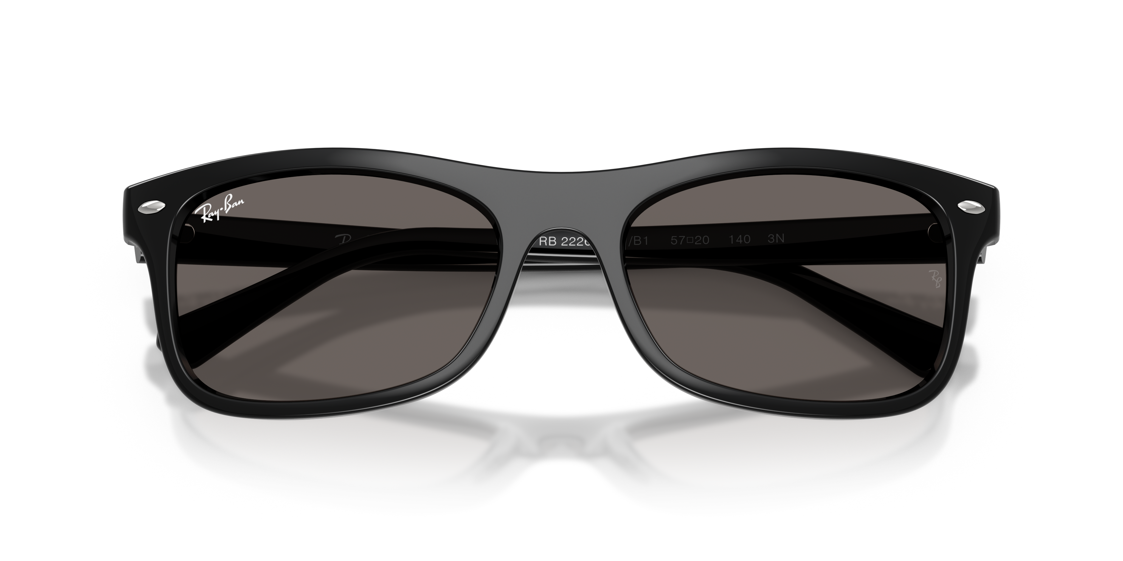 Occhiali da sole Ray-Ban RB2226 unisex con montatura marrone trasparente e lenti scure, mostrati frontalmente su sfondo chiar