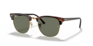 Occhiali da sole Ray-Ban Clubmaster neri modello 0RB3016F in primo piano, con montatura in acetato lucido e lenti scure, su s