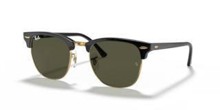 Occhiali da sole Ray-Ban Clubmaster neri modello 0RB3016F in primo piano, con montatura in acetato lucido e lenti scure, su s