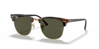 Occhiali da sole Ray-Ban Clubmaster neri modello 0RB3016F in primo piano, con montatura in acetato lucido e lenti scure, su s