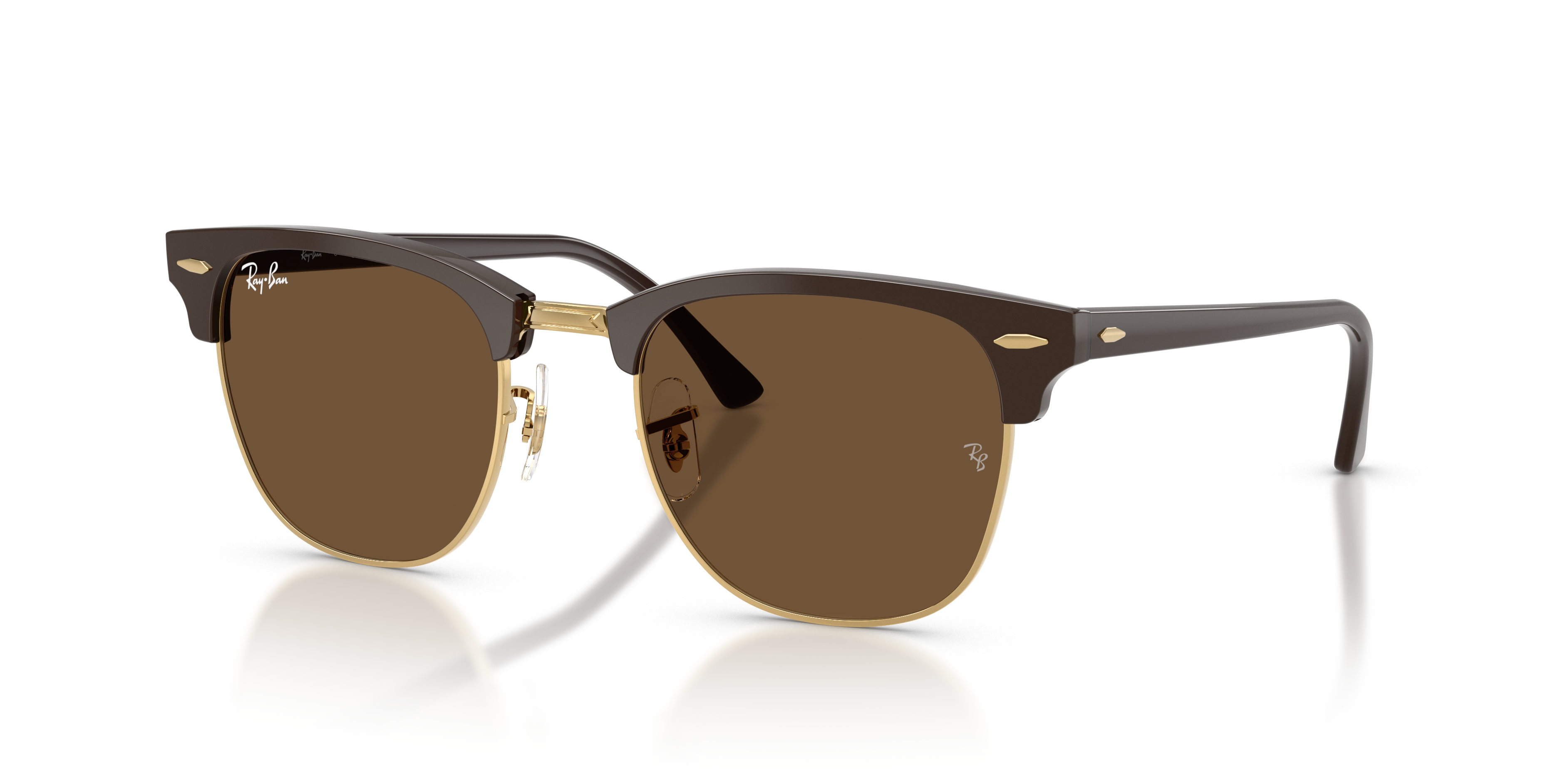 Occhiali da sole Ray-Ban Clubmaster 0RB3016 con montatura marrone e dettagli dorati, indossati da uomo o donna, su sfondo neu