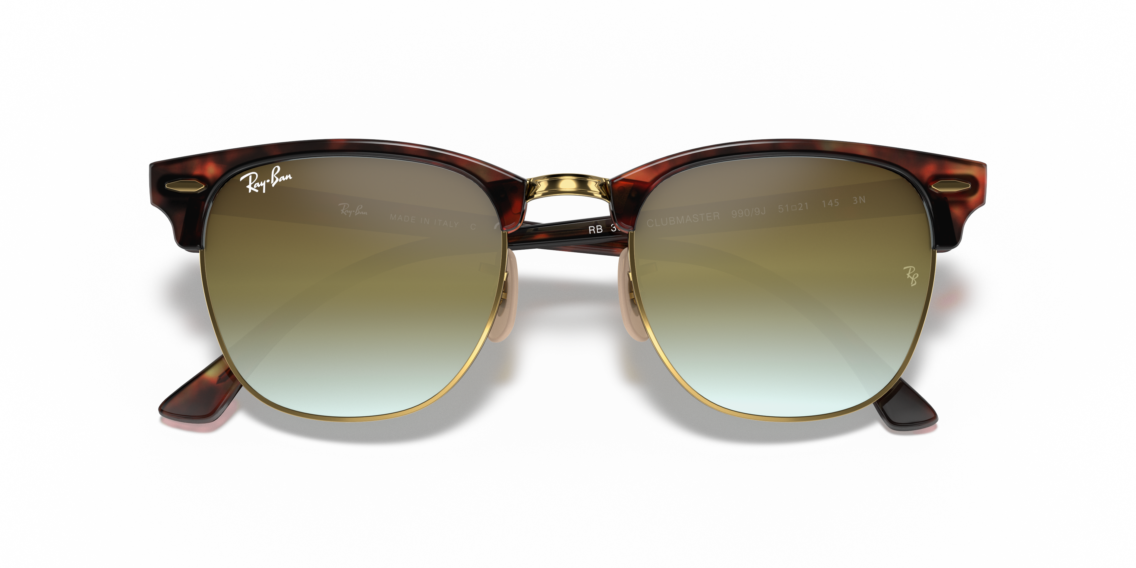 Occhiali da sole Ray-Ban Clubmaster 0RB3016 con montatura marrone e dettagli dorati, indossati da uomo o donna, su sfondo neu