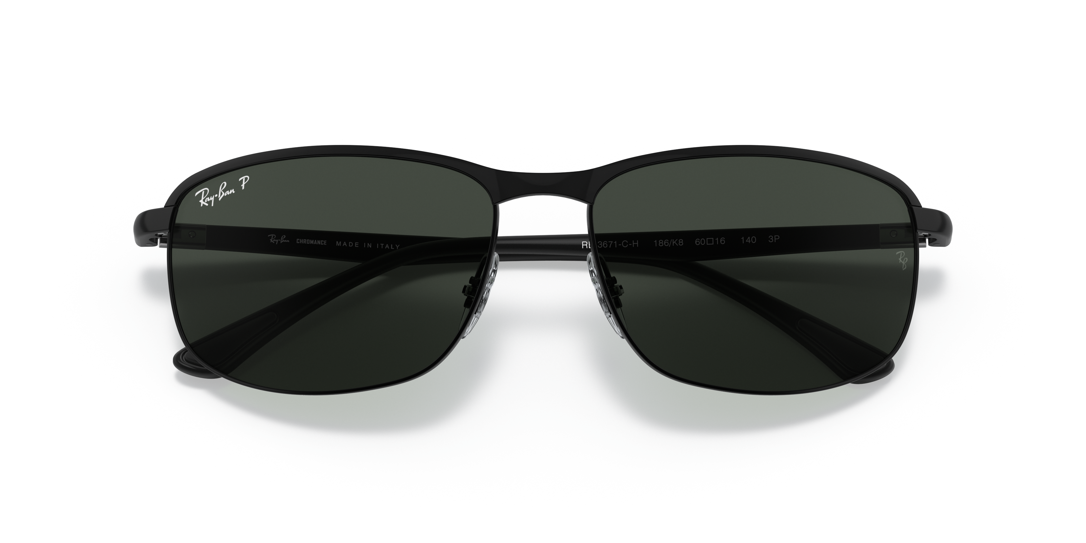 Occhiali da sole Ray-Ban RB3671CH Polarized neri, con montatura in metallo Black On Silver e lenti polarizzate, indossati da