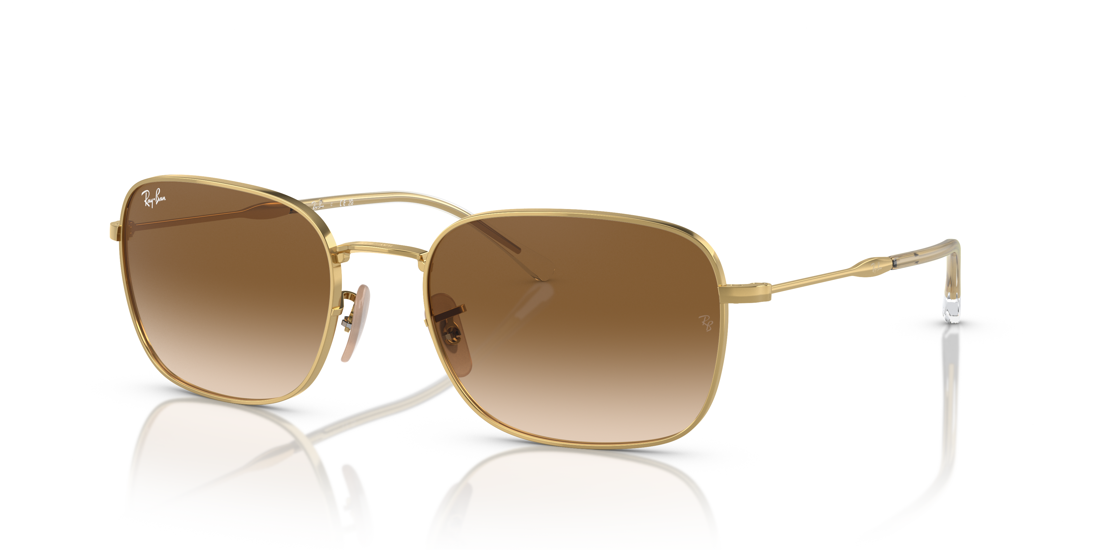 Occhiali da sole Ray-Ban RB3706 con montatura dorata Arista Gold e lenti verdi, indossati da una persona in primo piano.