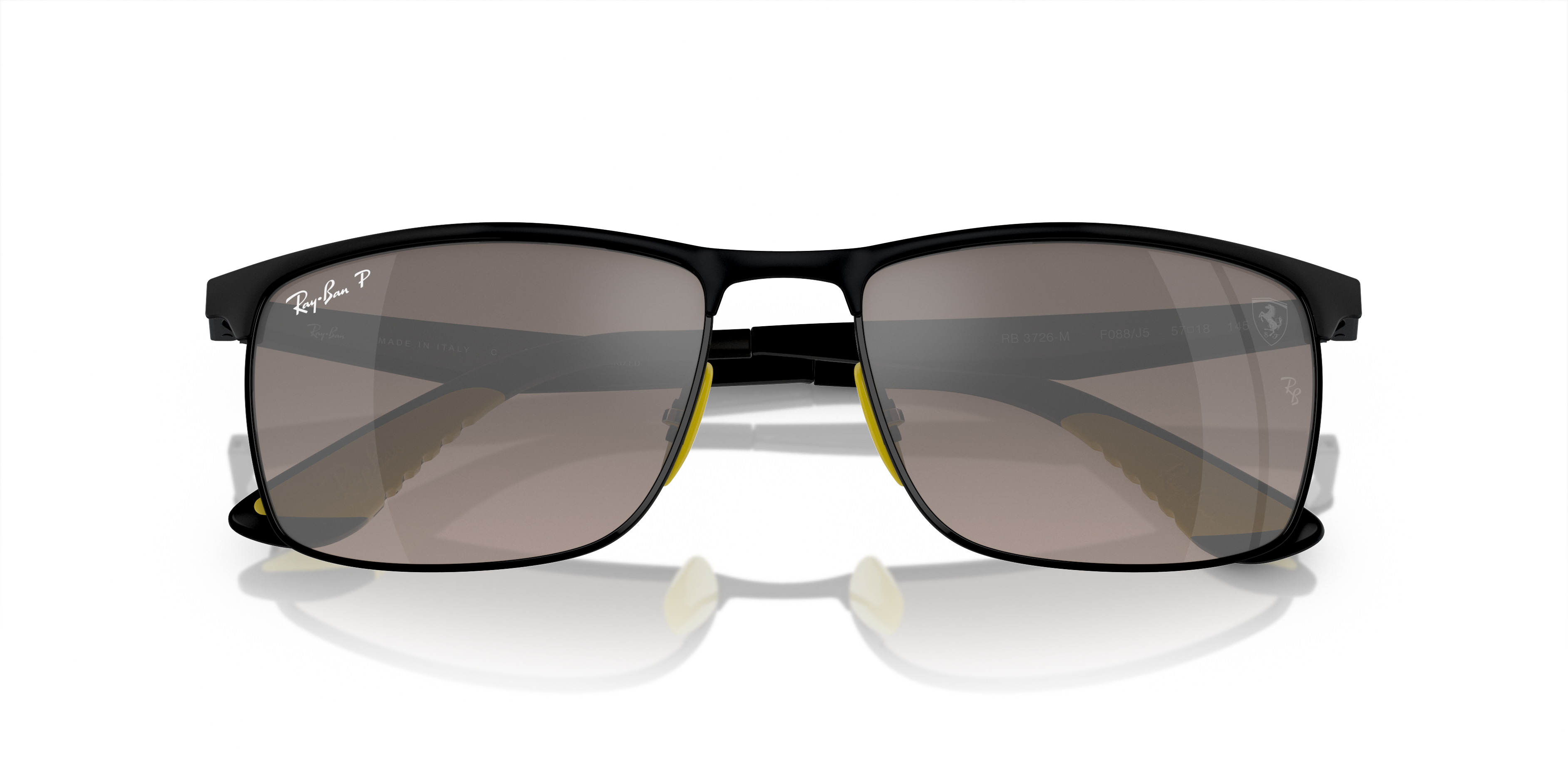 Occhiali da sole Ray-Ban Scuderia Ferrari RB3726M Silver con lenti polarizzate, mostrati su un display elegante, pronti per e