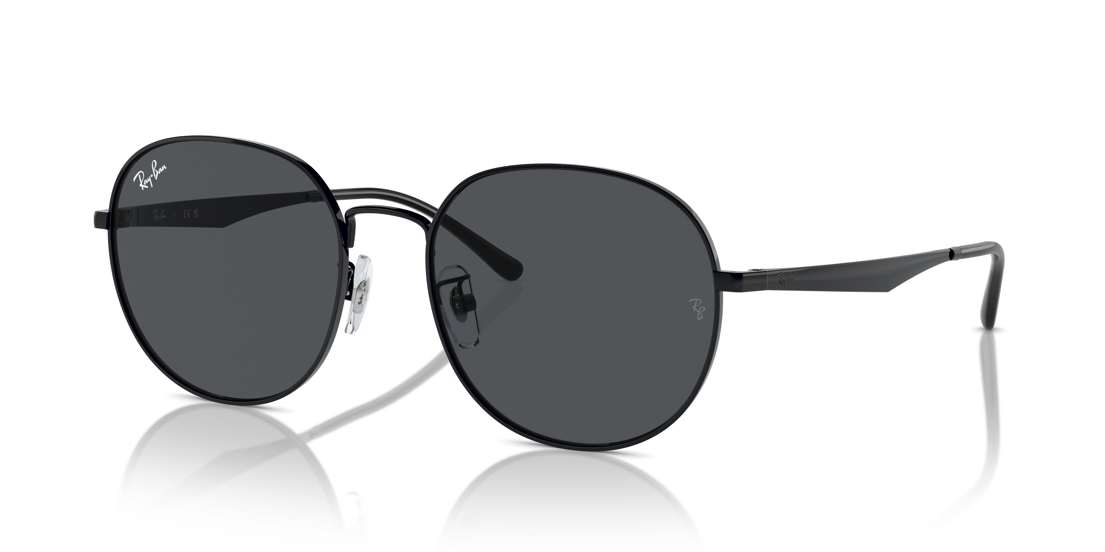 Occhiali da sole Ray-Ban RB3727D neri con montatura in metallo, lenti scure e forma a pilota, poggiati su una superficie chia