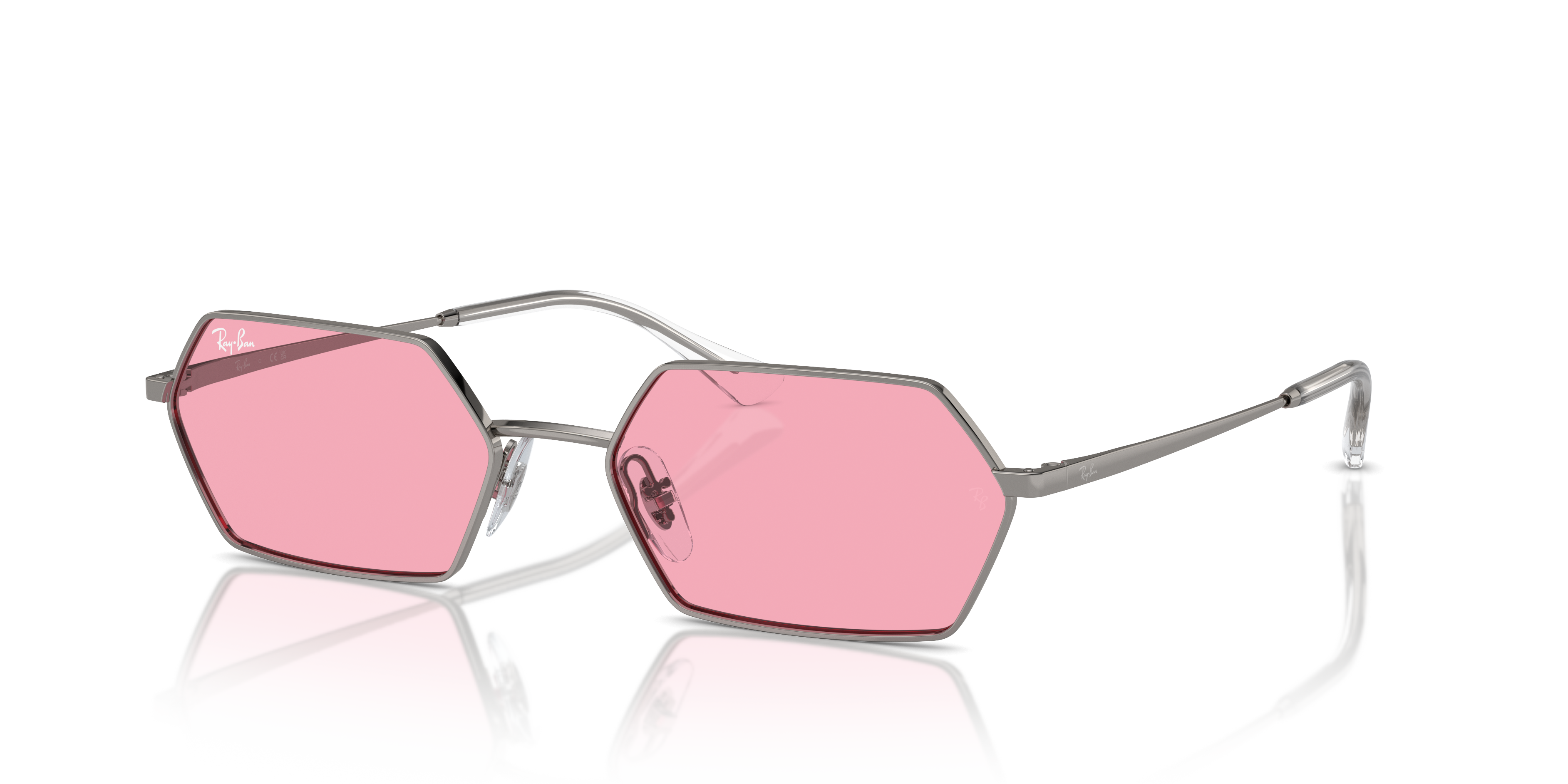 Occhiali da sole Ray-Ban 0RB3728 Gunmetal, modello YEVI, con montatura metallica grigio scuro e lenti sfumate, posati su una
